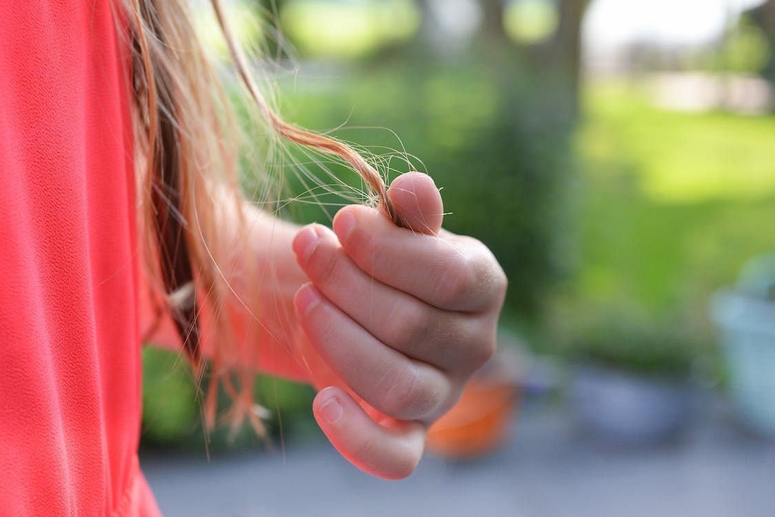 Dry and brittle hair and nails are signs of vitamin deficiency. (Image via Pexels/Skitterphoto)