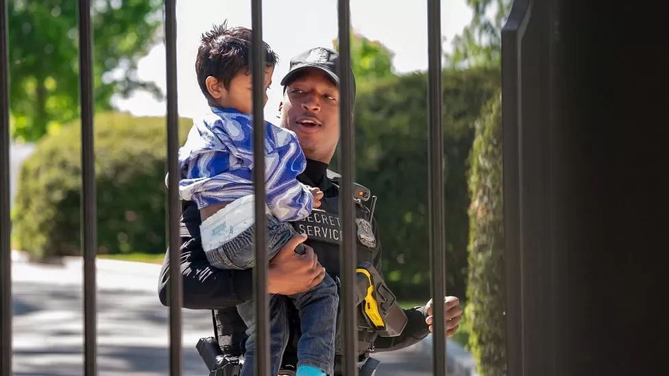 Social media users reacted to a toddler intruding the President&#039;s mansion by making his way in from between the fence (Image via EPA)