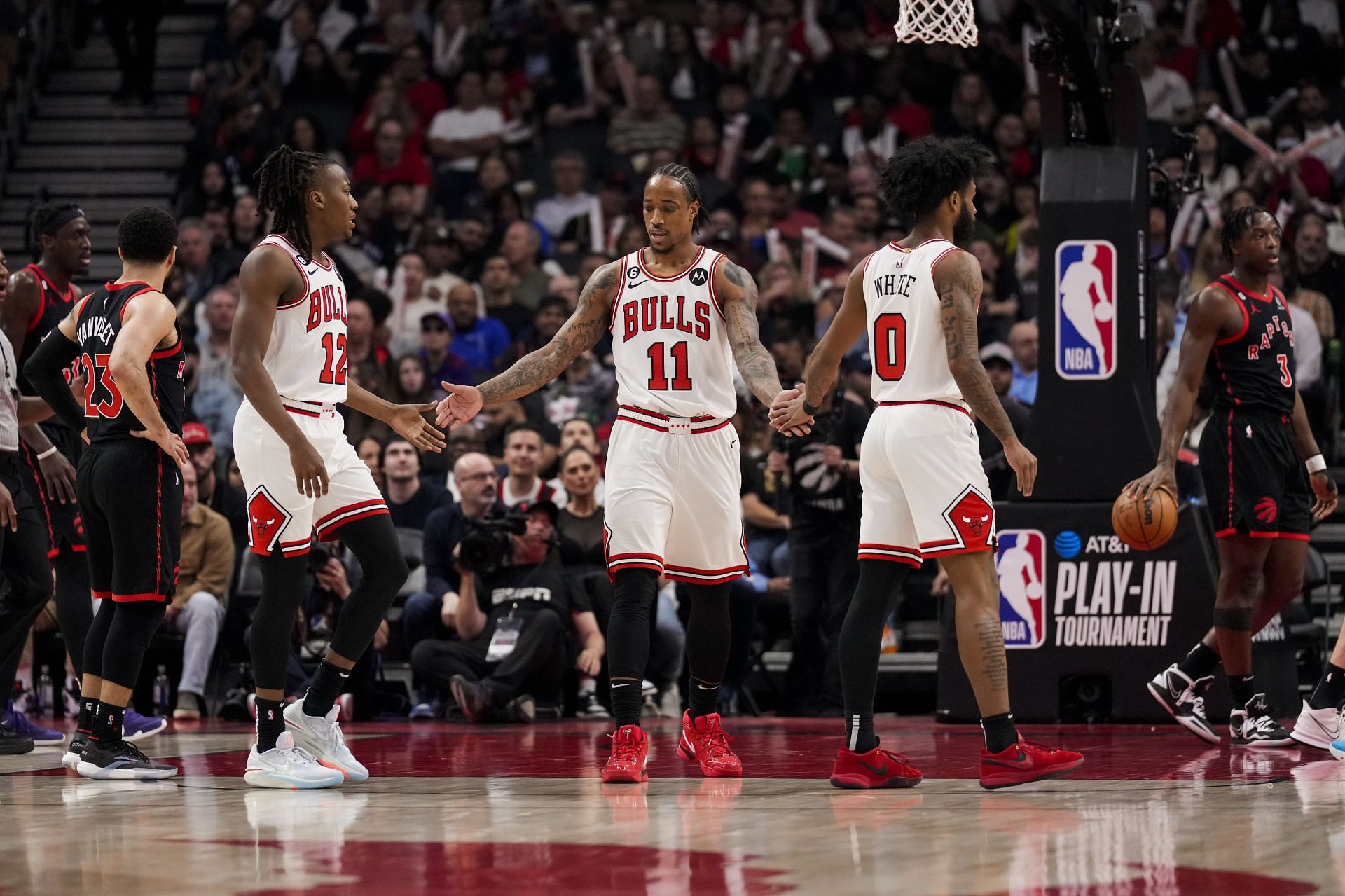 The Chicago Bulls rallied from a 19-point deficit to beat the Toronto Raptors on the road.