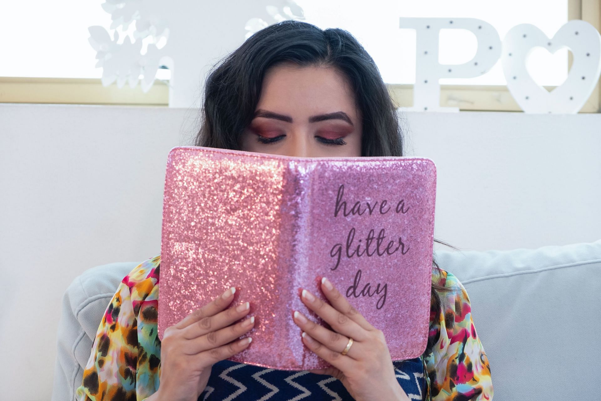 Have a glittery day ahead! (Image via Pexels/ the lazy artist)