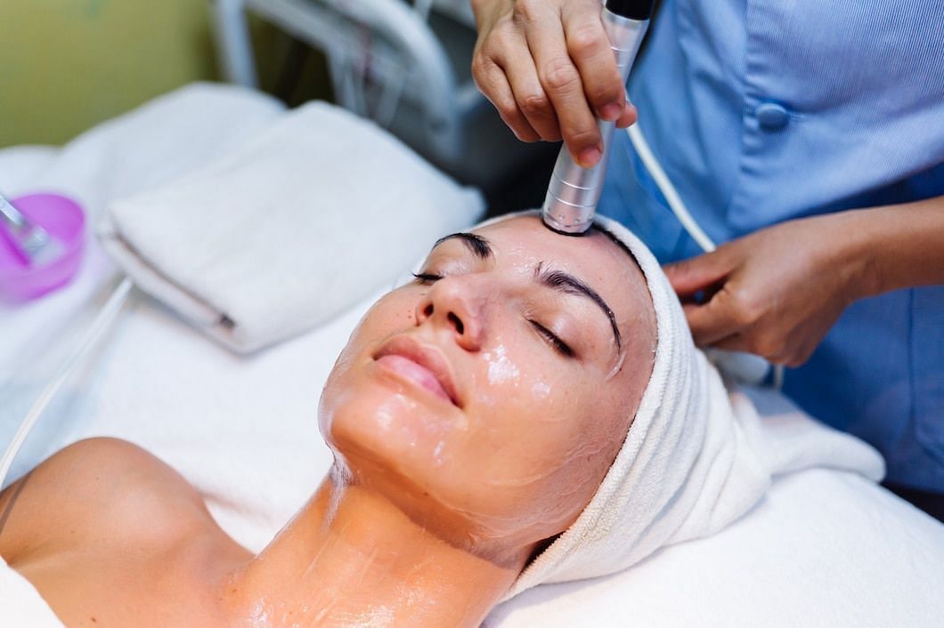 Microdermabrasion is a non-invasive skin resurfacing procedure (Image via Freepik/Kroshka Nastya)