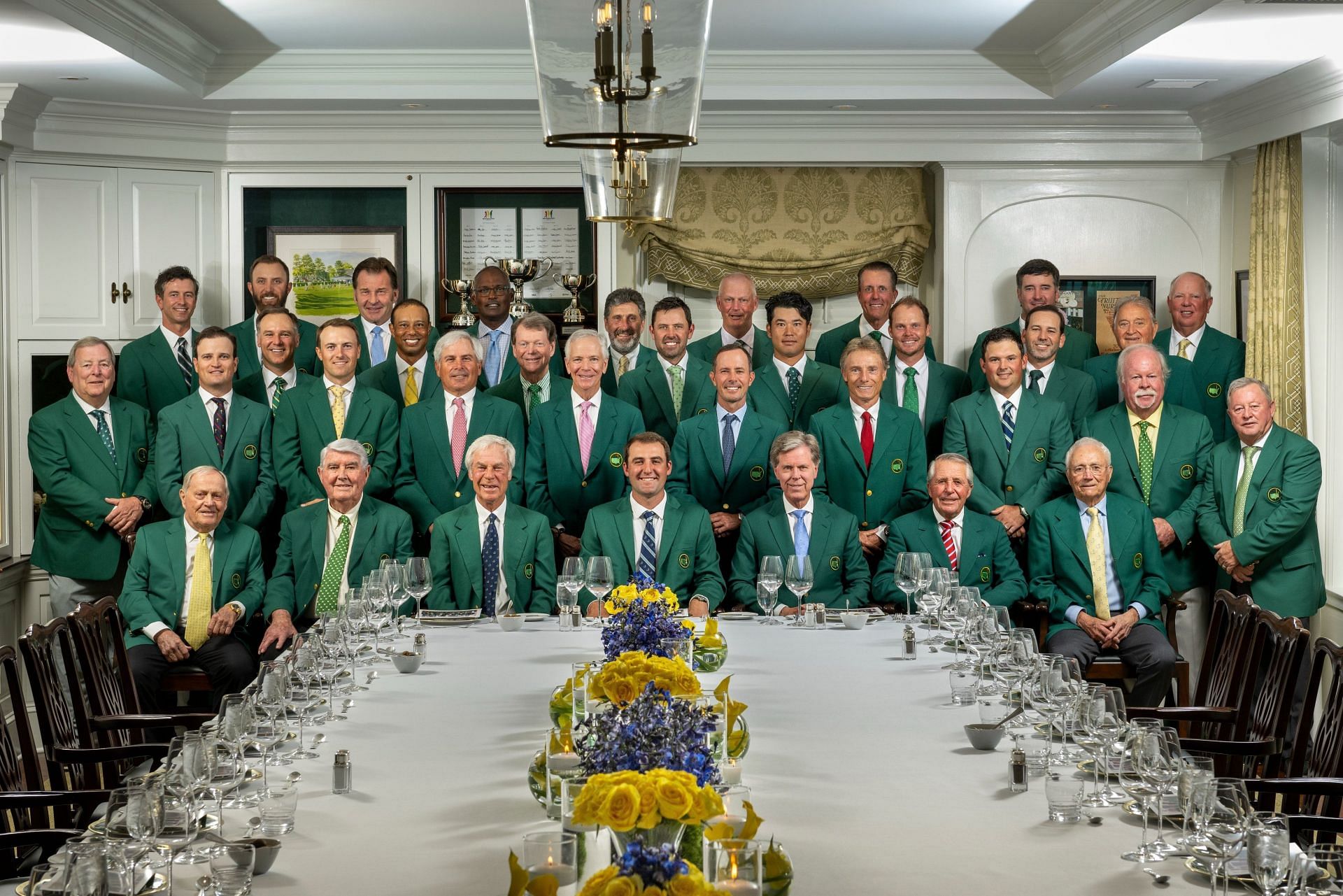 Former Masters champions pose for the annual portrait at the Champions Dinner( Image via The Masters)