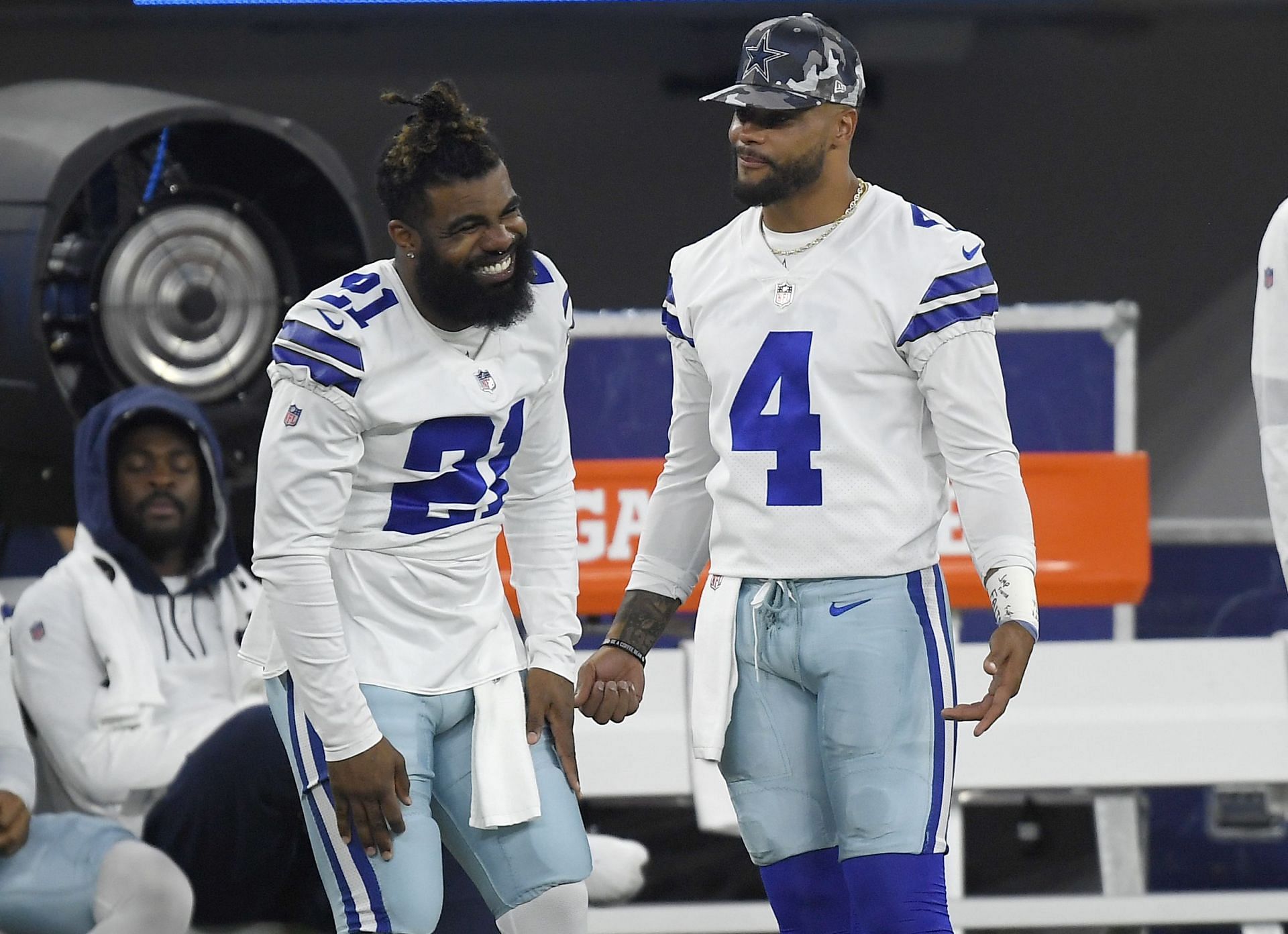 Dak Prescott, Ezekiel Elliott shine again as Cowboys top Bears