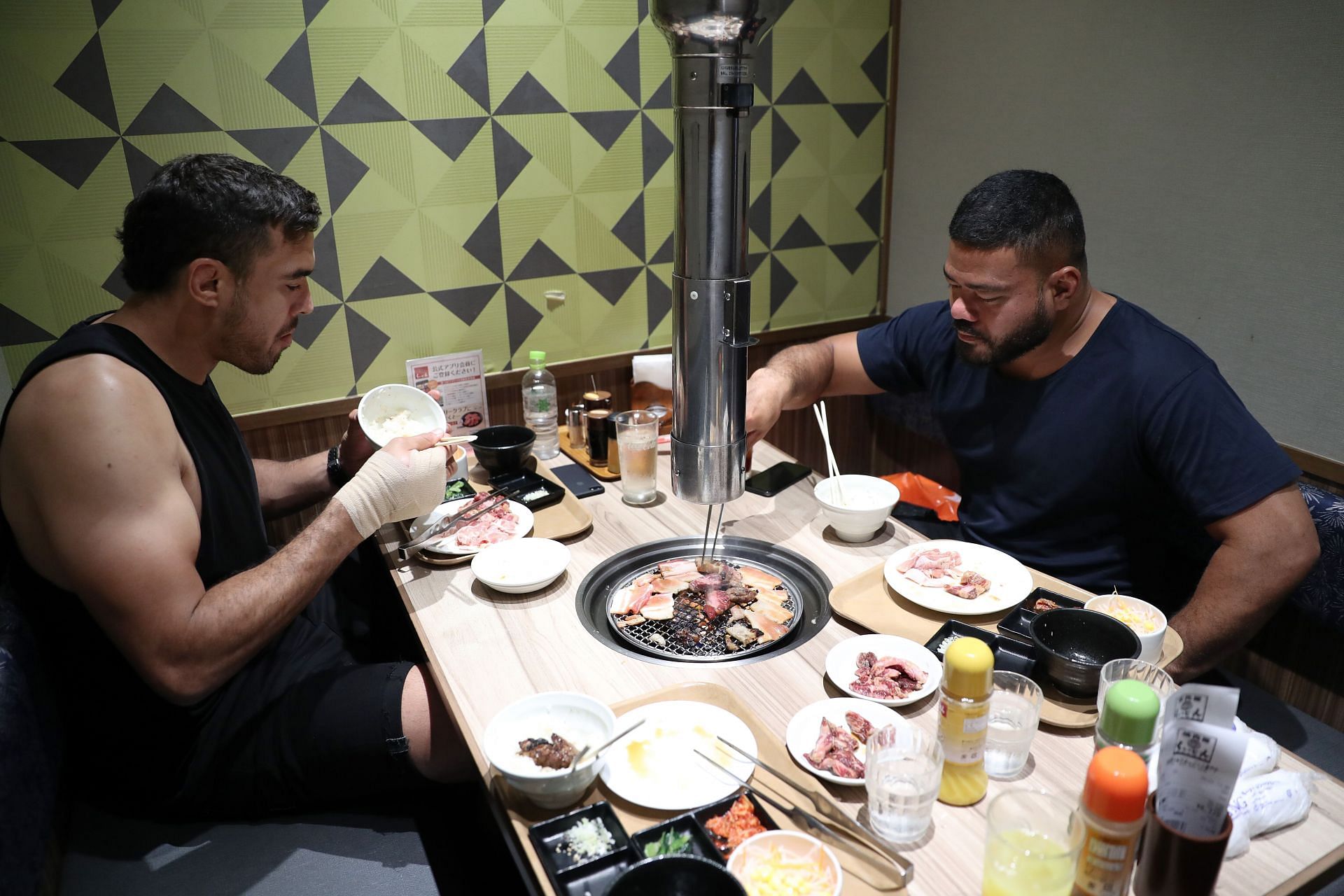 No matter where you eat, whether at home or outside, be sure to pay full attention to your food (Image via Getty Images)