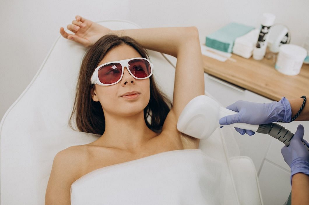 Laser hair removal is not 100% permanent, but it can lead to finer and lighter hair growth. (Image via Freepik/Seniv Petro)