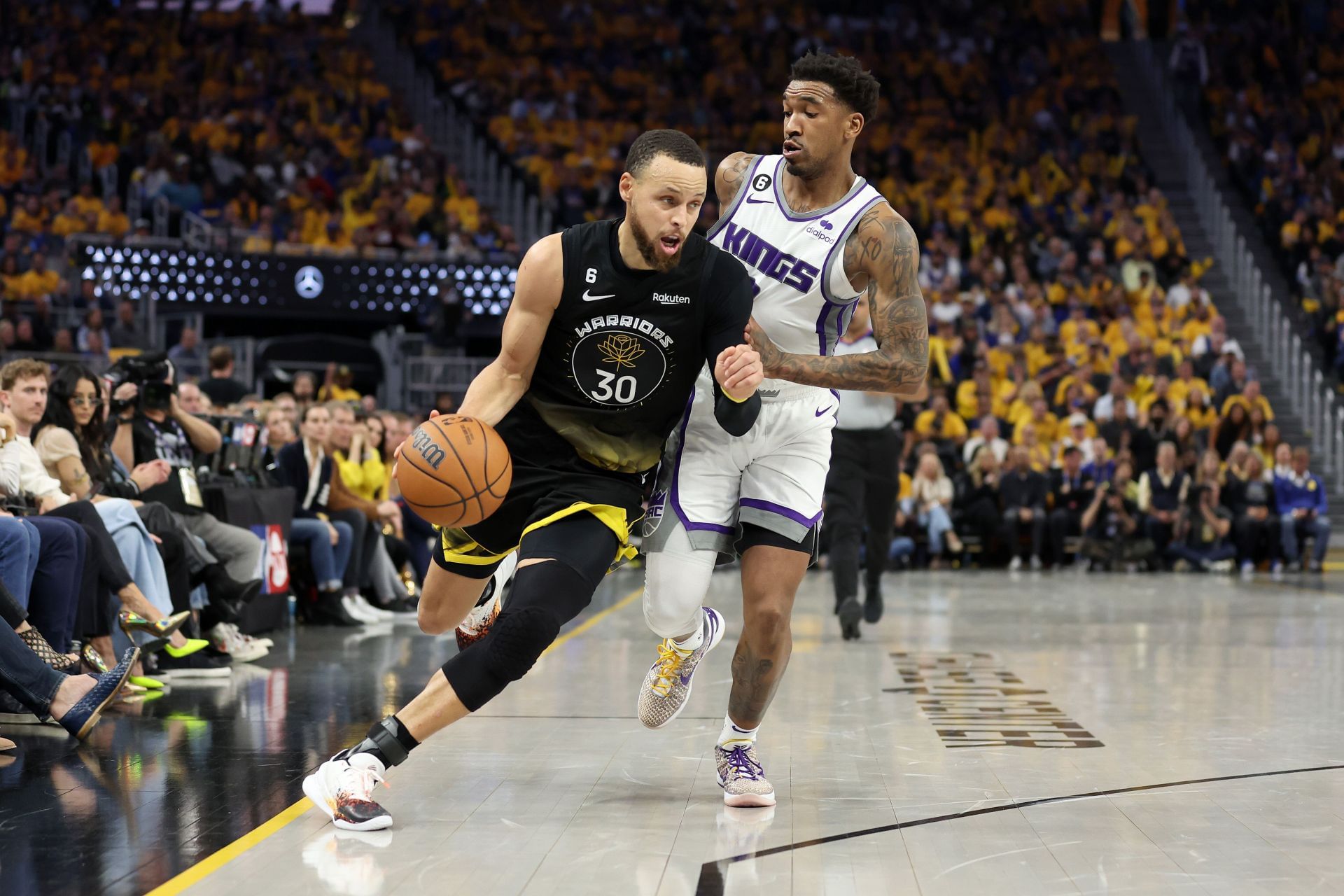 The Warriors are favorites to win Game 4 (Image via Getty Images)