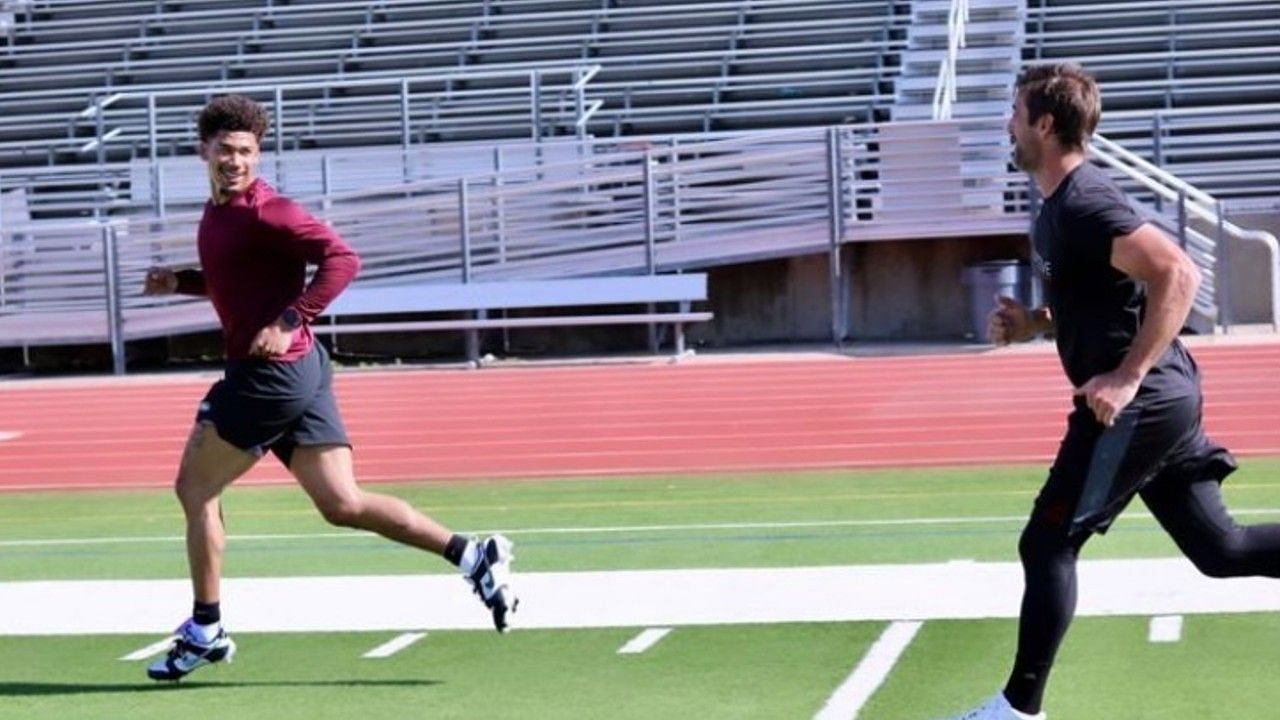 Allen Lazard posted a photo of himself training with quarterback Aaron Rodgers amid the current trade speculation surrounding the quarterback. 