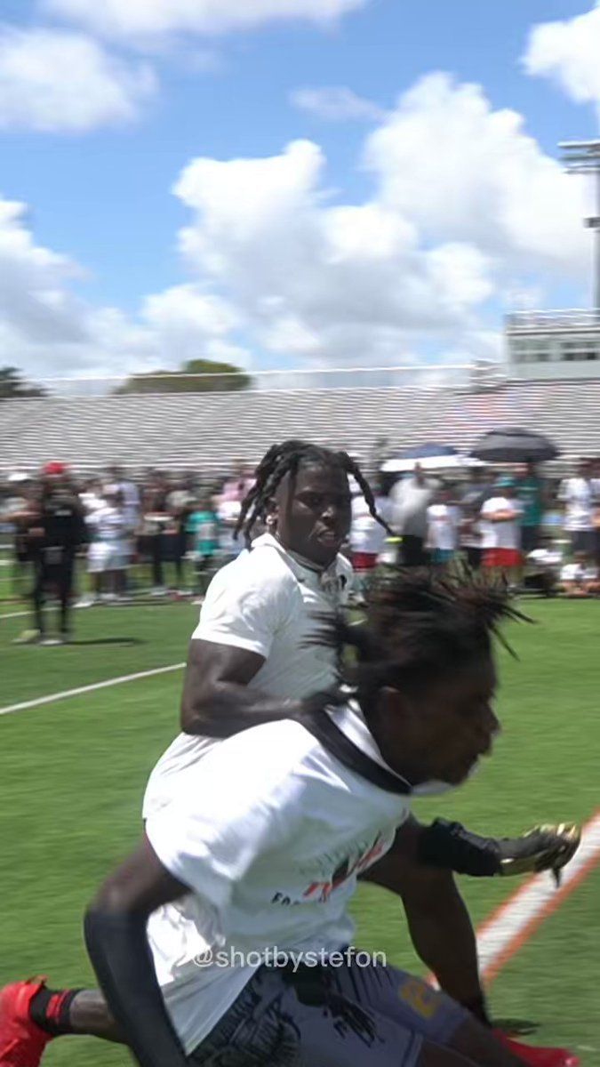 VIDEO: HS football player smokes Tyreek Hill at football camp