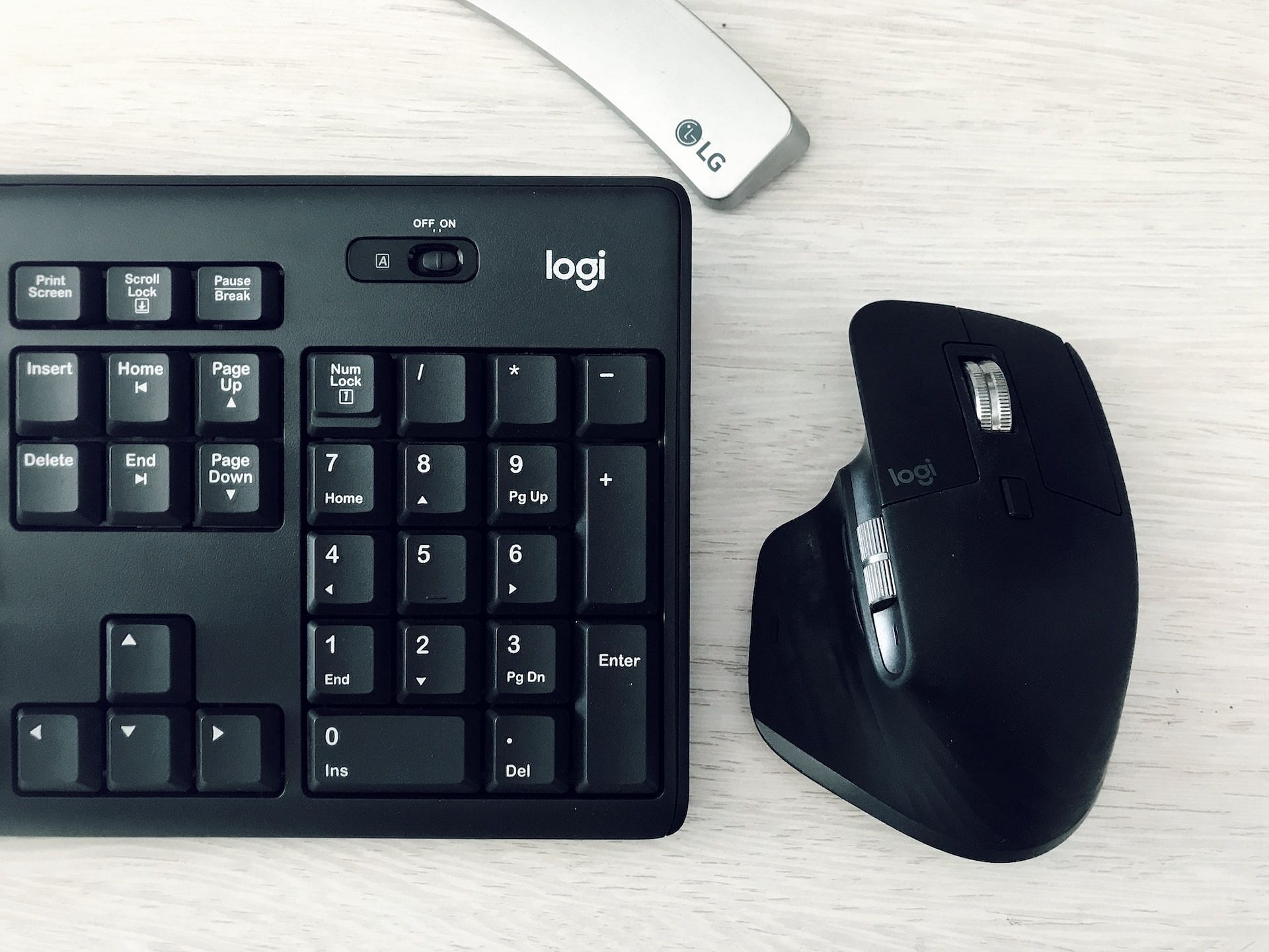 Wireless keyboards and mouse (Image via Unsplash/ Tubagus Andri Maulana)