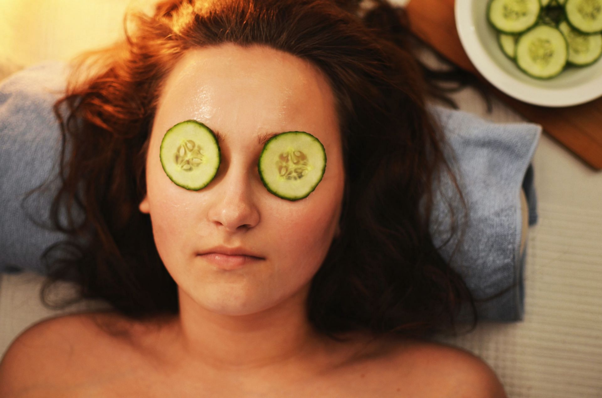Cucumber reduces puffiness from eyes (Image via Pexels/ Breakingpic)