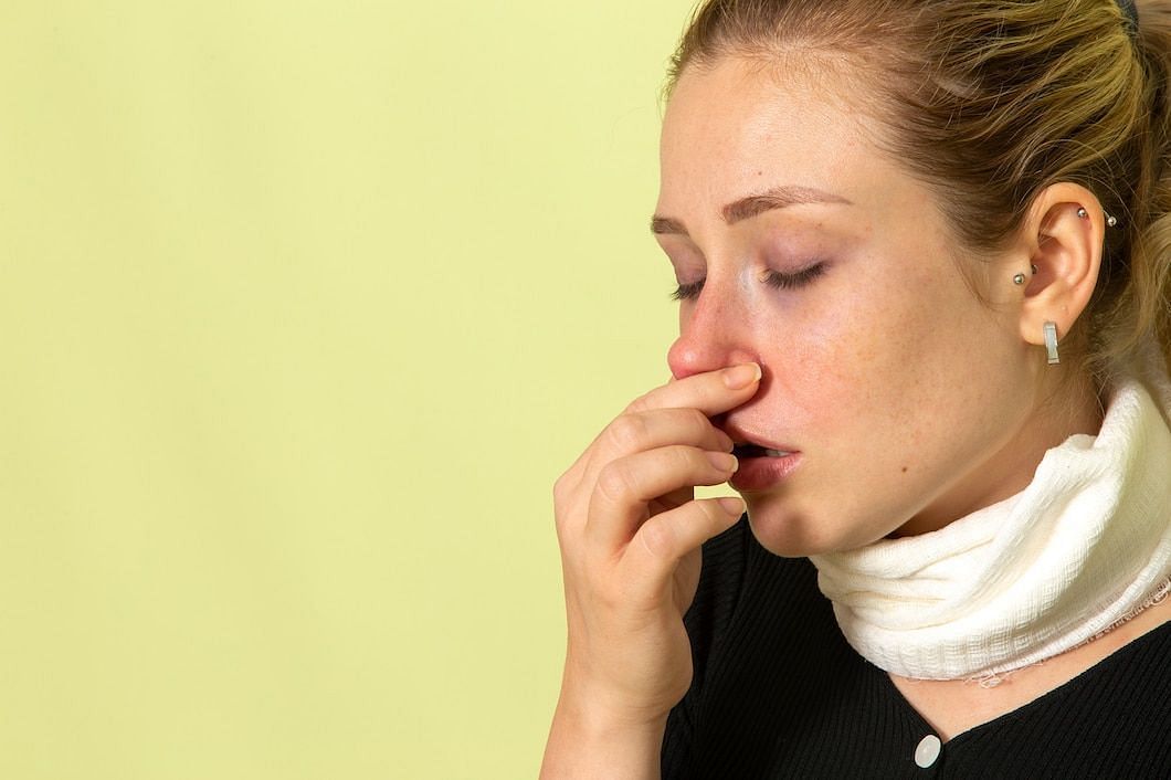 Nose burning inside is a common condition that causes discomfort. (Image via Freepik/Kamran aydinov)