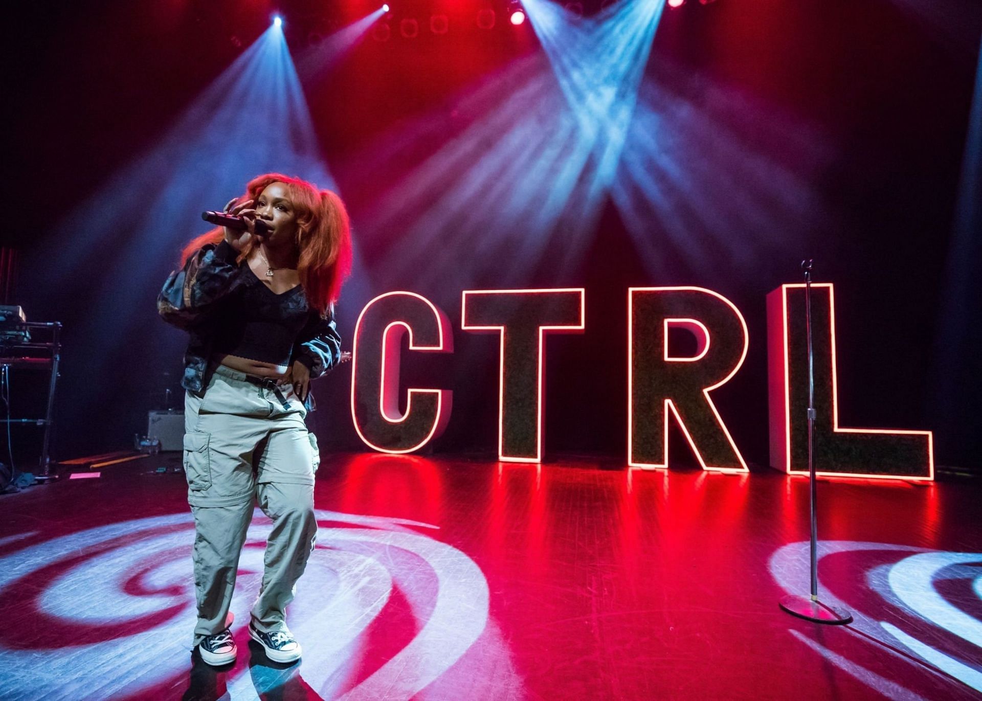 SZA at The Fillmore Detroit on August 30, 2017 in Detroit, Michigan. (Image via Getty Images)