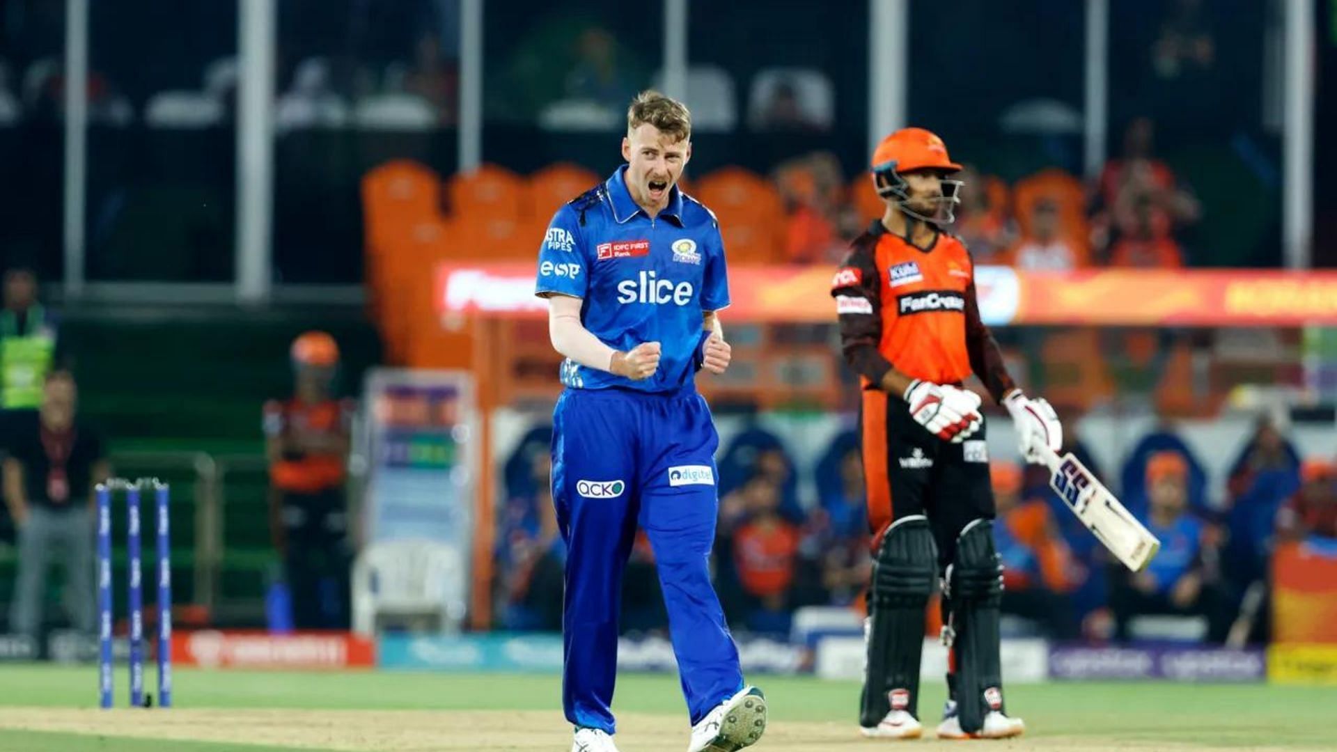 Riley Meredith celebrates after dismissing Mayank Agarwal (R) on Tuesday (P.C.:iplt20.com)