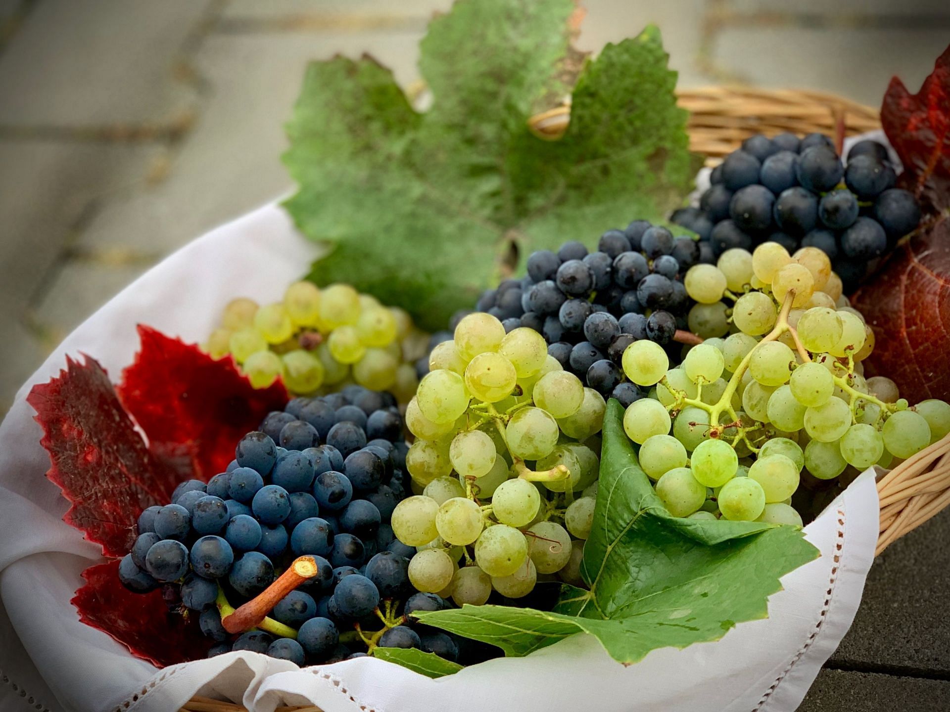 Green grapes and black grapes have the same health benefits. (Image via Unsplash/ Gunter Hoffman)