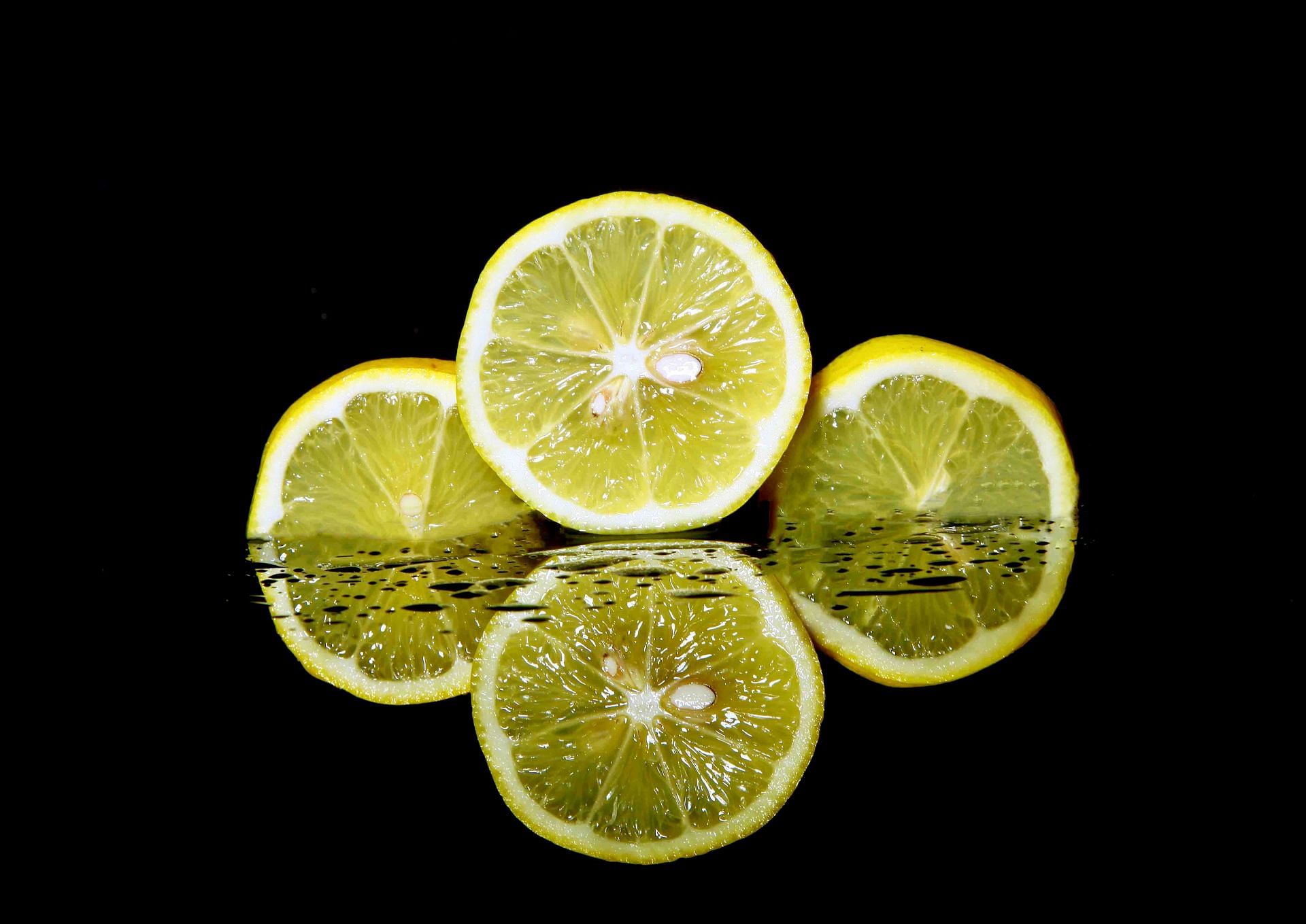 Do you stil believe in myths about lemons? (Image via Pexels)
