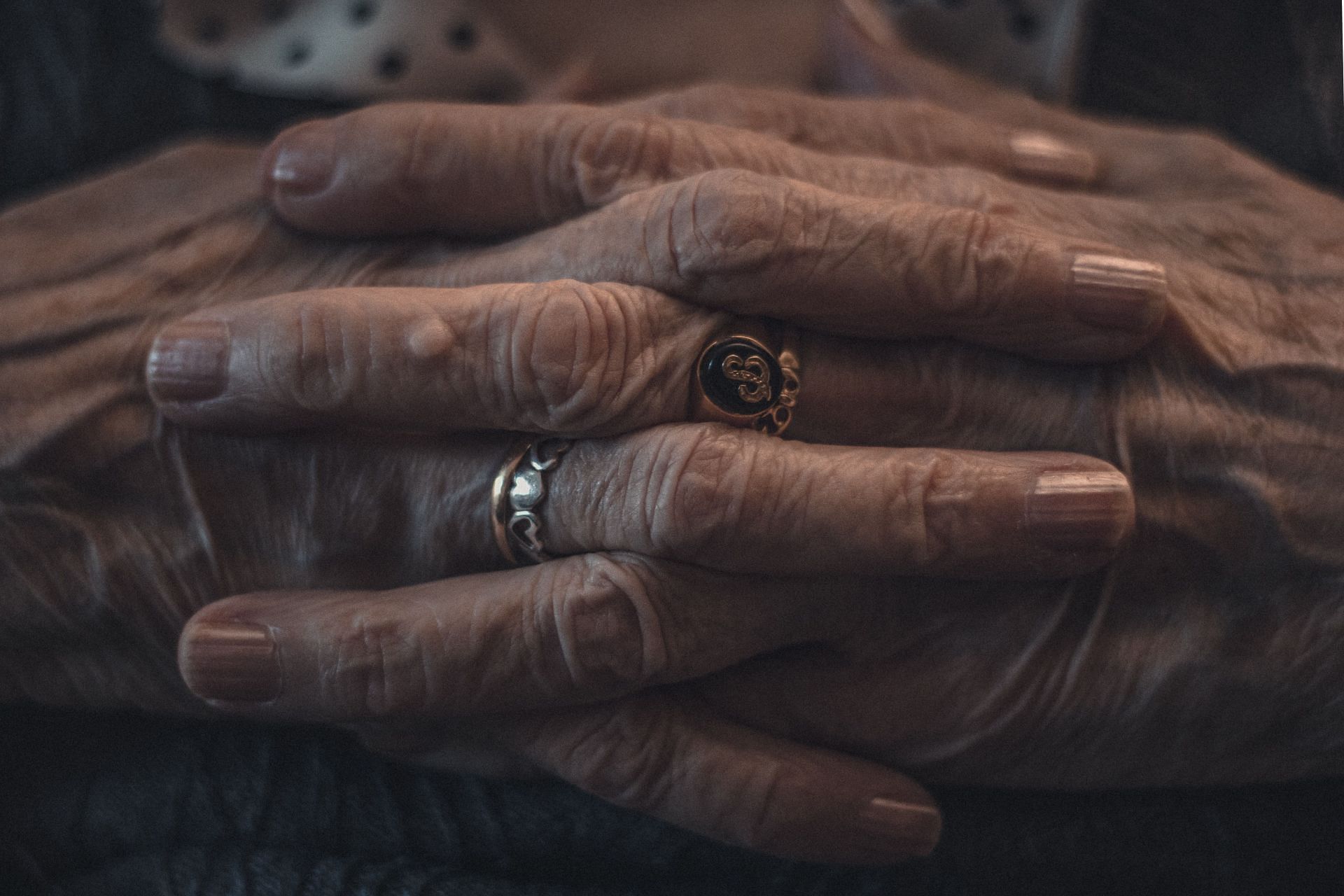 Crepey skin is marked by wrinkles. (Image via Pexels/ Mihuel)