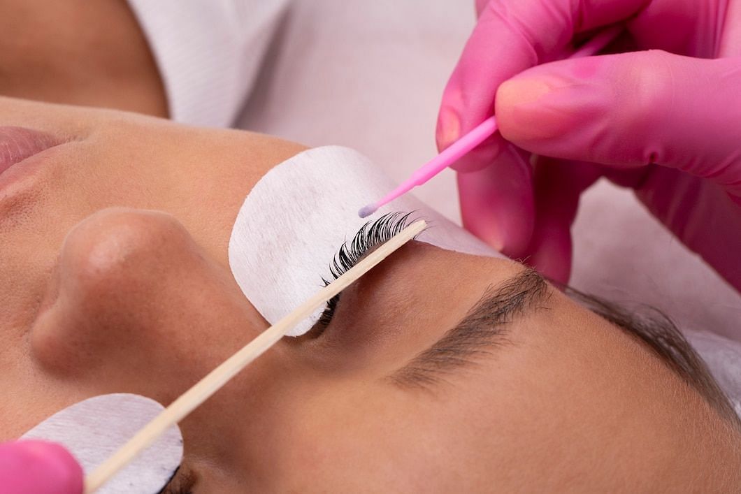 Eyelash extensions are individual synthetic fibers that are glued onto natural lashes.(Image via Freepik)