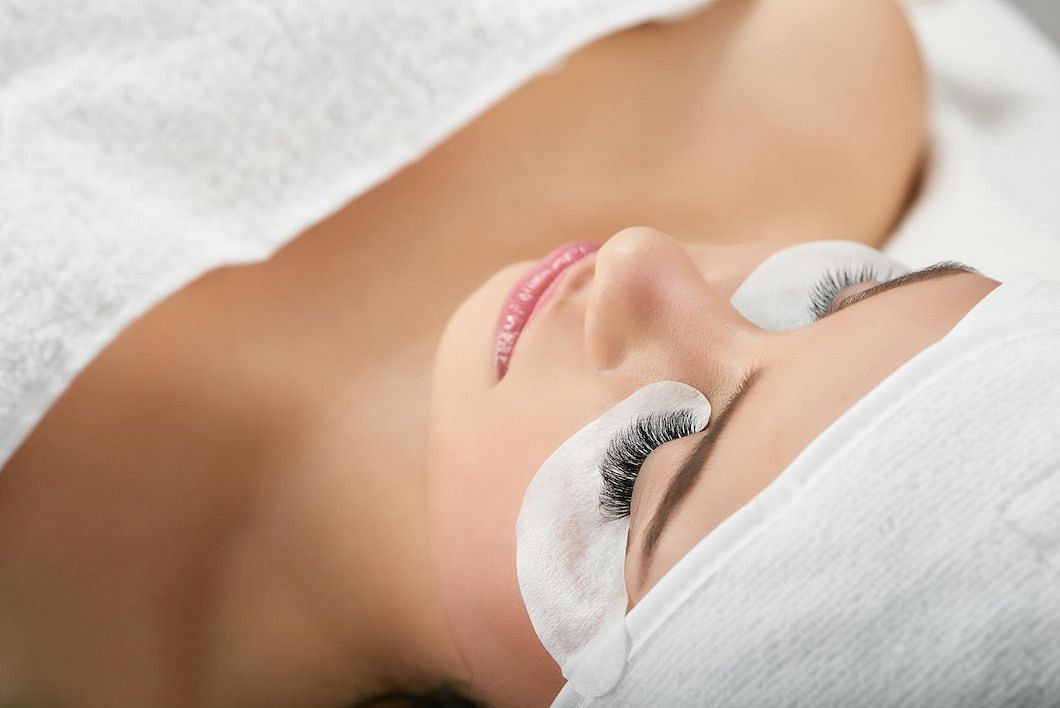 Lash extensions require maintenance (Image via Freepik/Serhii Bobyk)