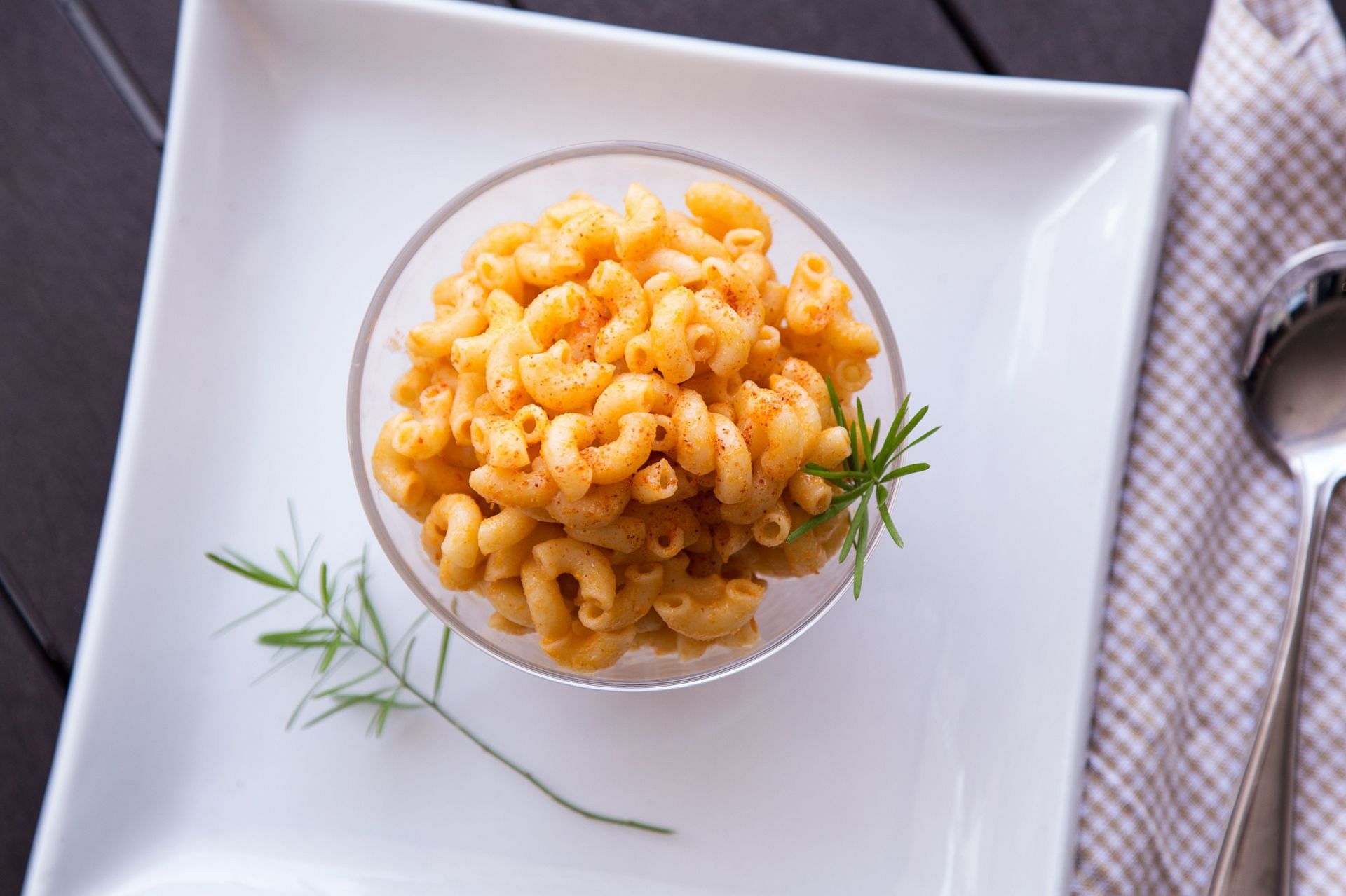 All about Kraft Mac and Cheese (Image via Unsplash/Hermes Rivera)