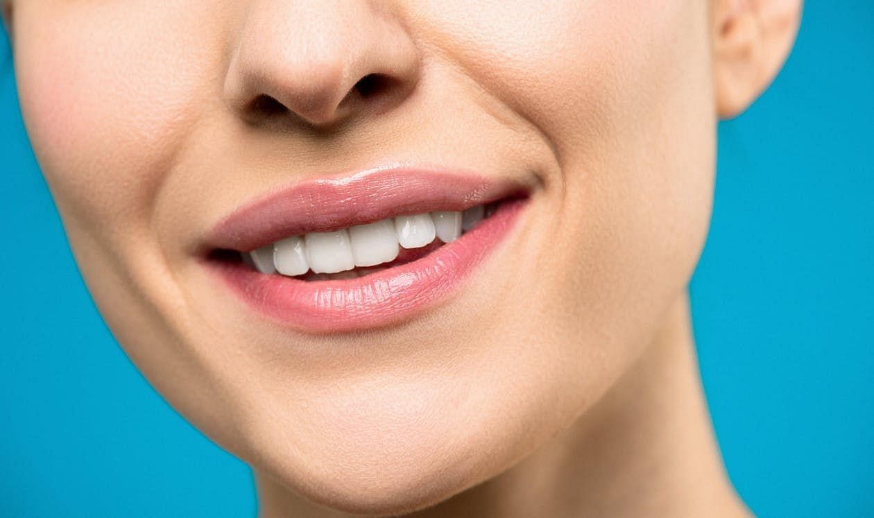 Smile holds help get a sharper jawline (Image via Pexels/Shiny Diamond)