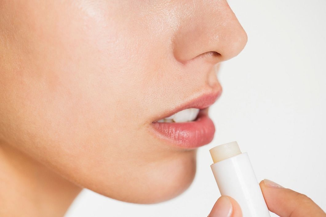 Using a lip balm with SPF protection can help protect against sun damage. (Image via Freepik/rawpixel)