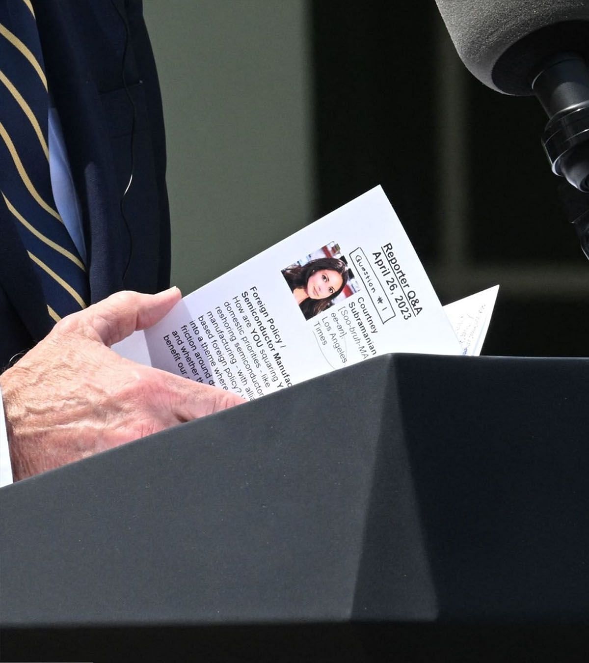 Biden&#039;s notes about the reporter (Image via Getty Images)