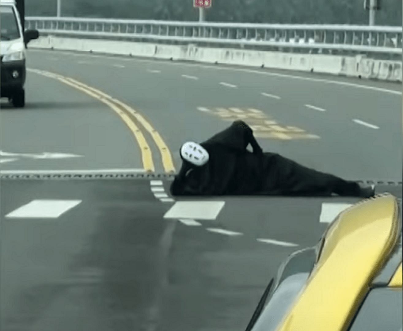 No-Face cosplayer found lying down on the road (Image via Taiwan News)