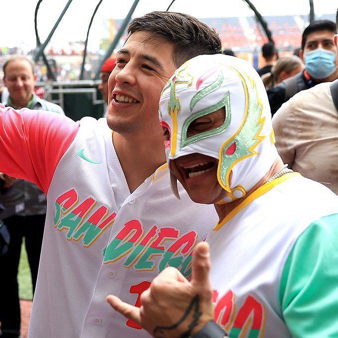 Cut4 on X: Manny Machado rocking a Lucha Libre mask courtesy of  @ReyMysterio before #MexicoCitySeries.🔥 📸: @Padres   / X