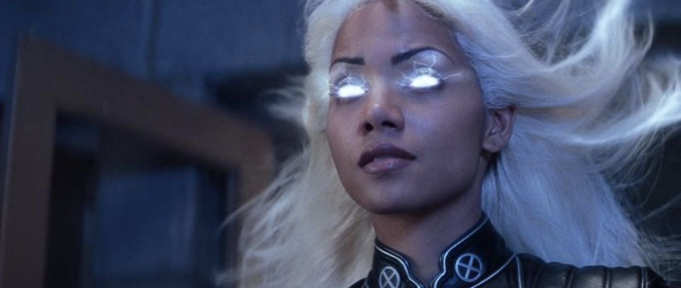 Berry&#039;s first portrayal of Storm in the 2000 X-Men film established her as a formidable hero, showcasing her power and strength (Image via 20th Century Fox)