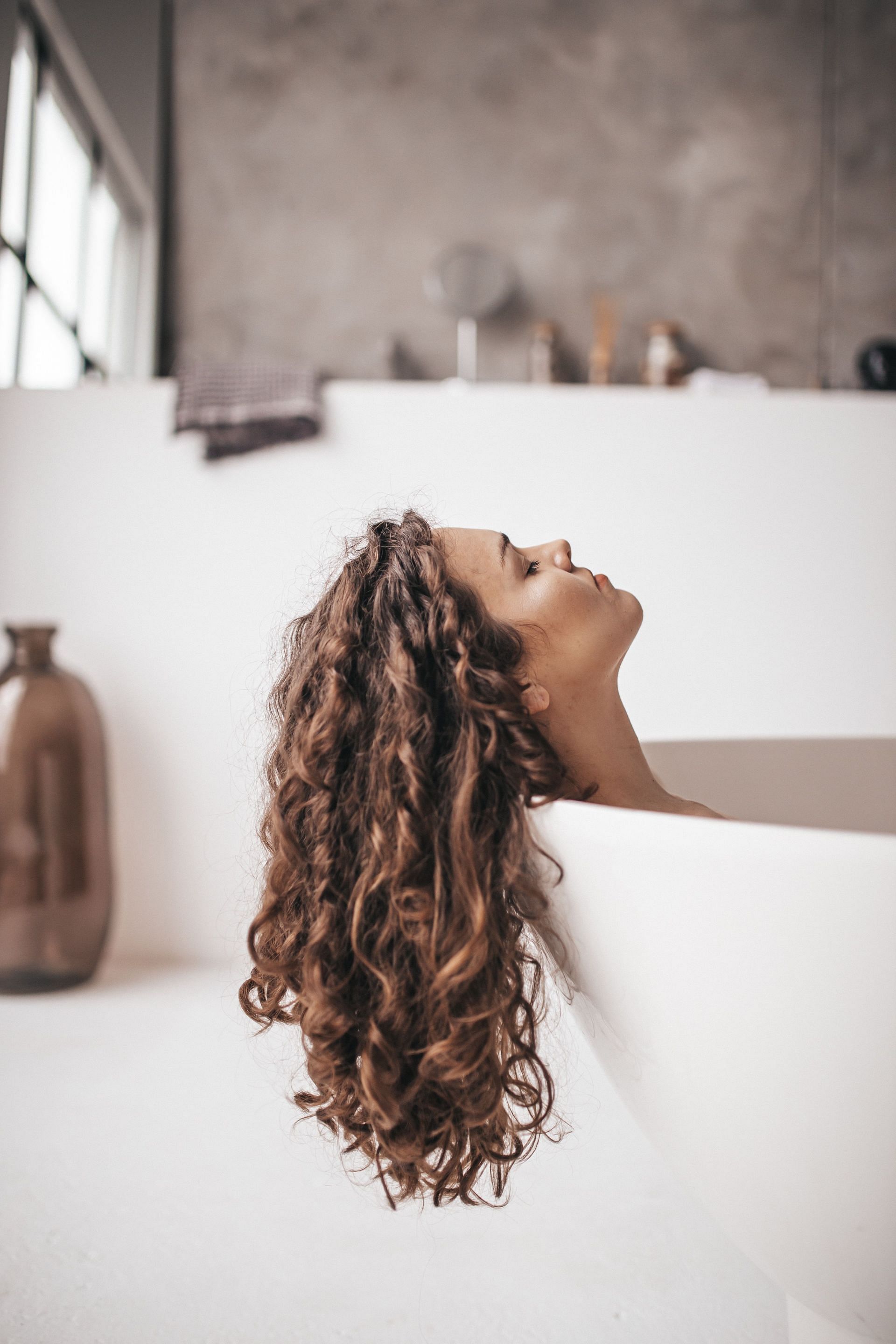 How to properly cleanse your hair after a workout? (Image via Unsplash)