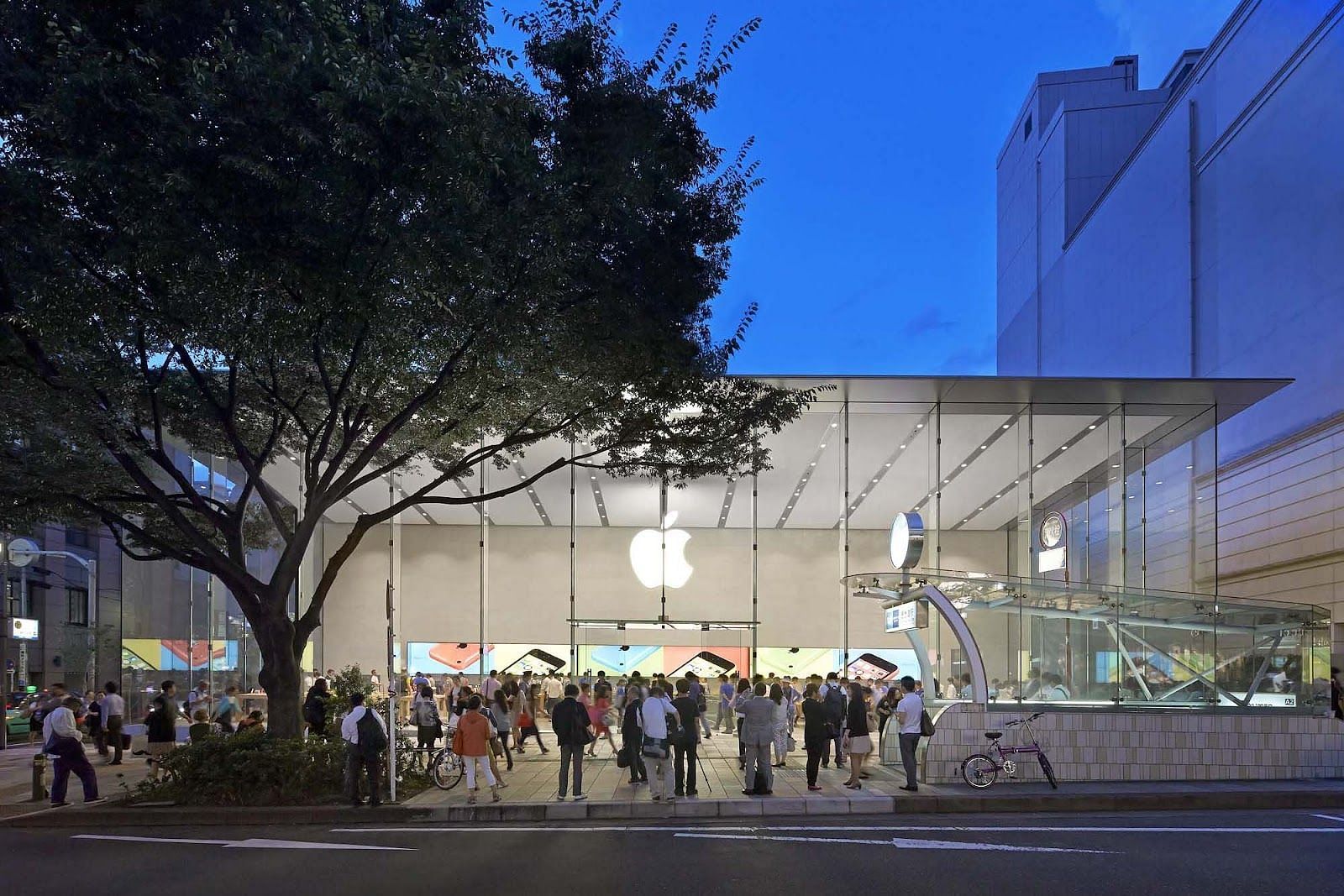 Located in the high-end Omotesando district of Tokyo, this Apple Store flaunts a modern design (Image via Apple)