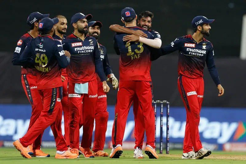 Royal Challengers Bangalore celebrating vs DC [IPLT20].