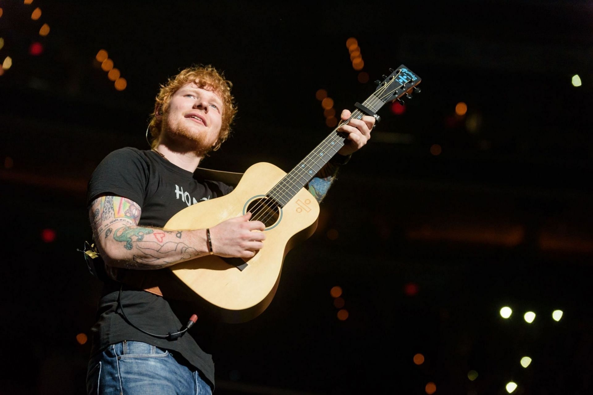  Ed Sheeran performs at the Capital One Arena as part of his &divide; Tour in 2017 (Image via Getty Images)