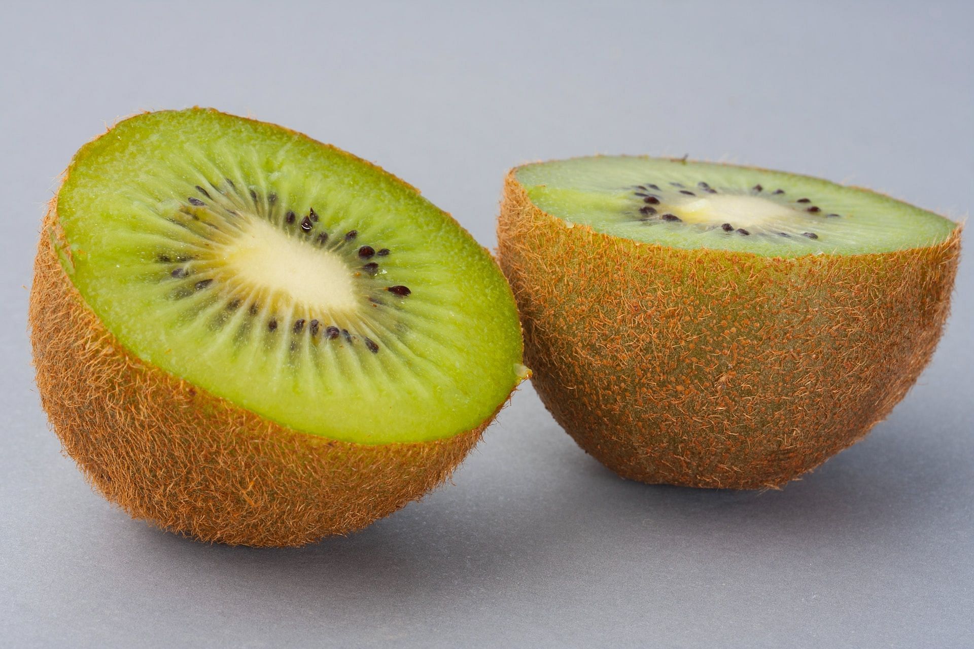 Kiwi skin (Photo via Engin Akyurt/Unsplash)