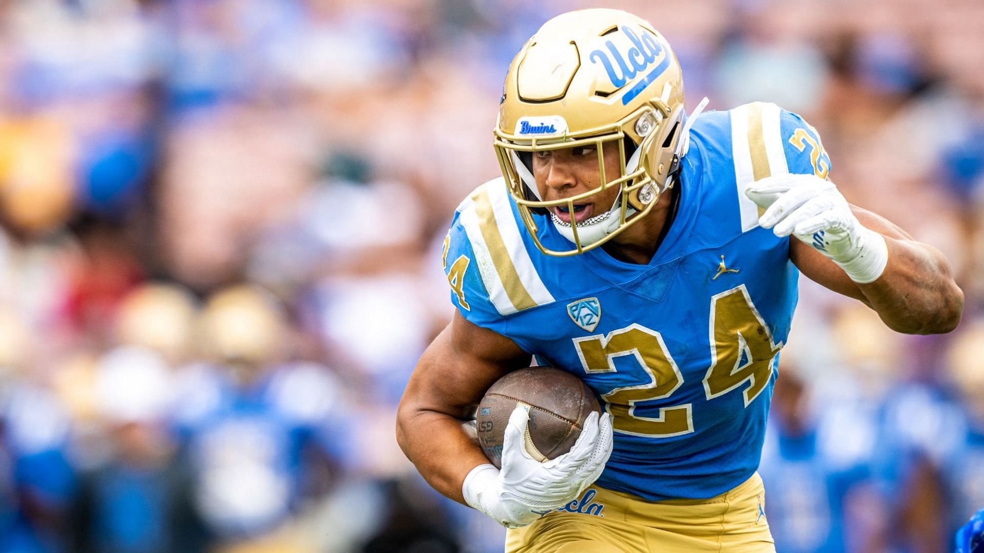 Zach Charbonnet playing for UCLA in 2022