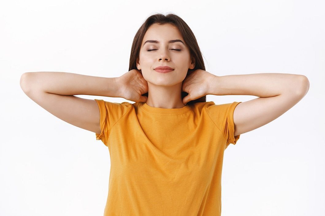 Neck stretching devices can relieve neck pain and discomfort  (Image via Freepik/Cookie_Studio)