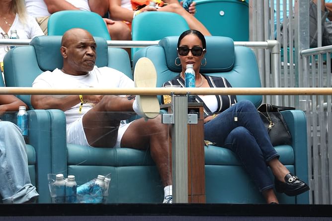 Mike Tyson causes delay in tennis match