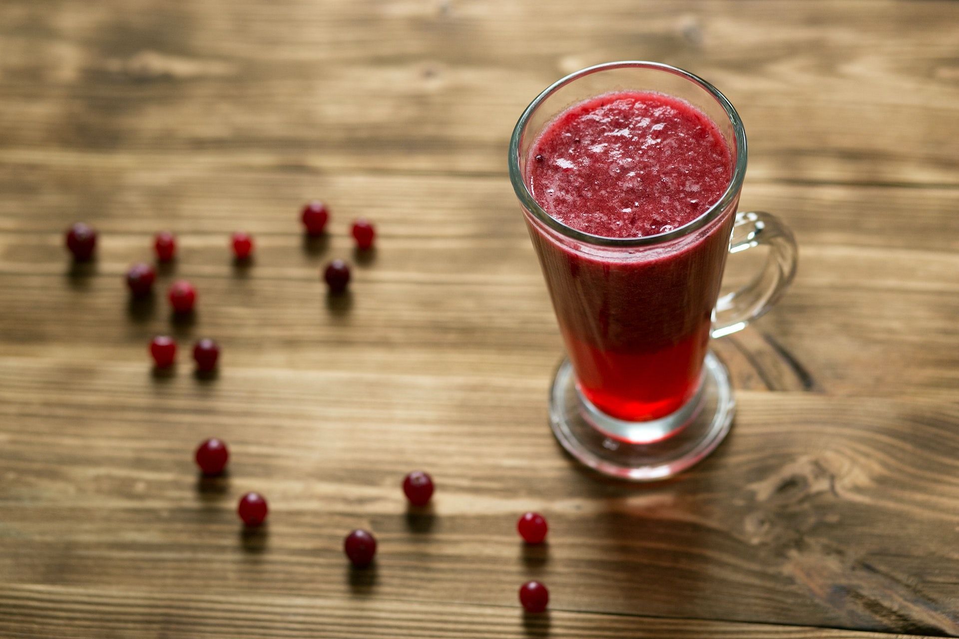 Drinking cranberry juice is one of the best home remedies for bladder infection. (Photo via Pexels/Daria Andrievskaya)