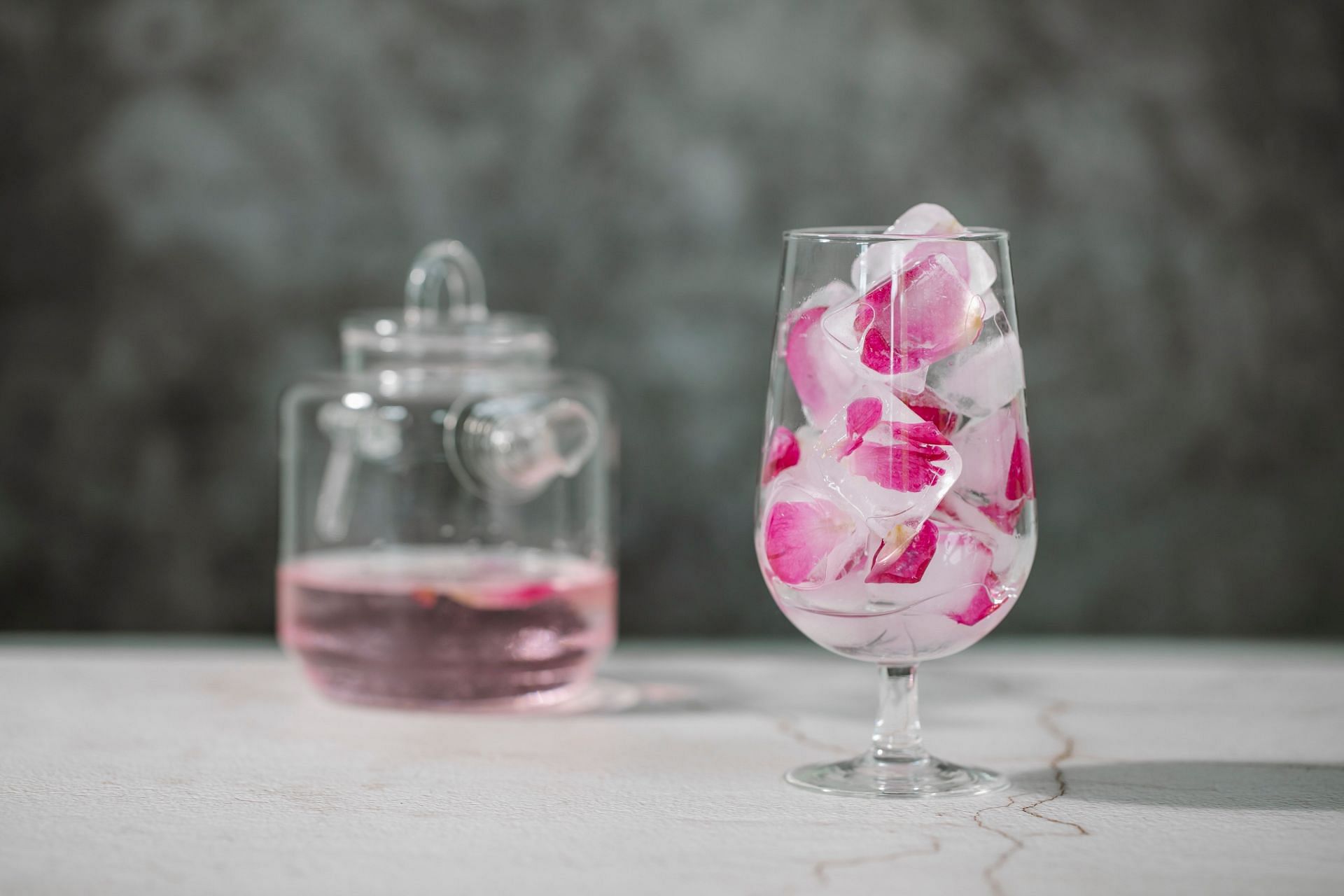 Rosewater gel is a concentrated form of rosewater that can be used topically to provide numerous benefits for the skim (Image via Pexels)