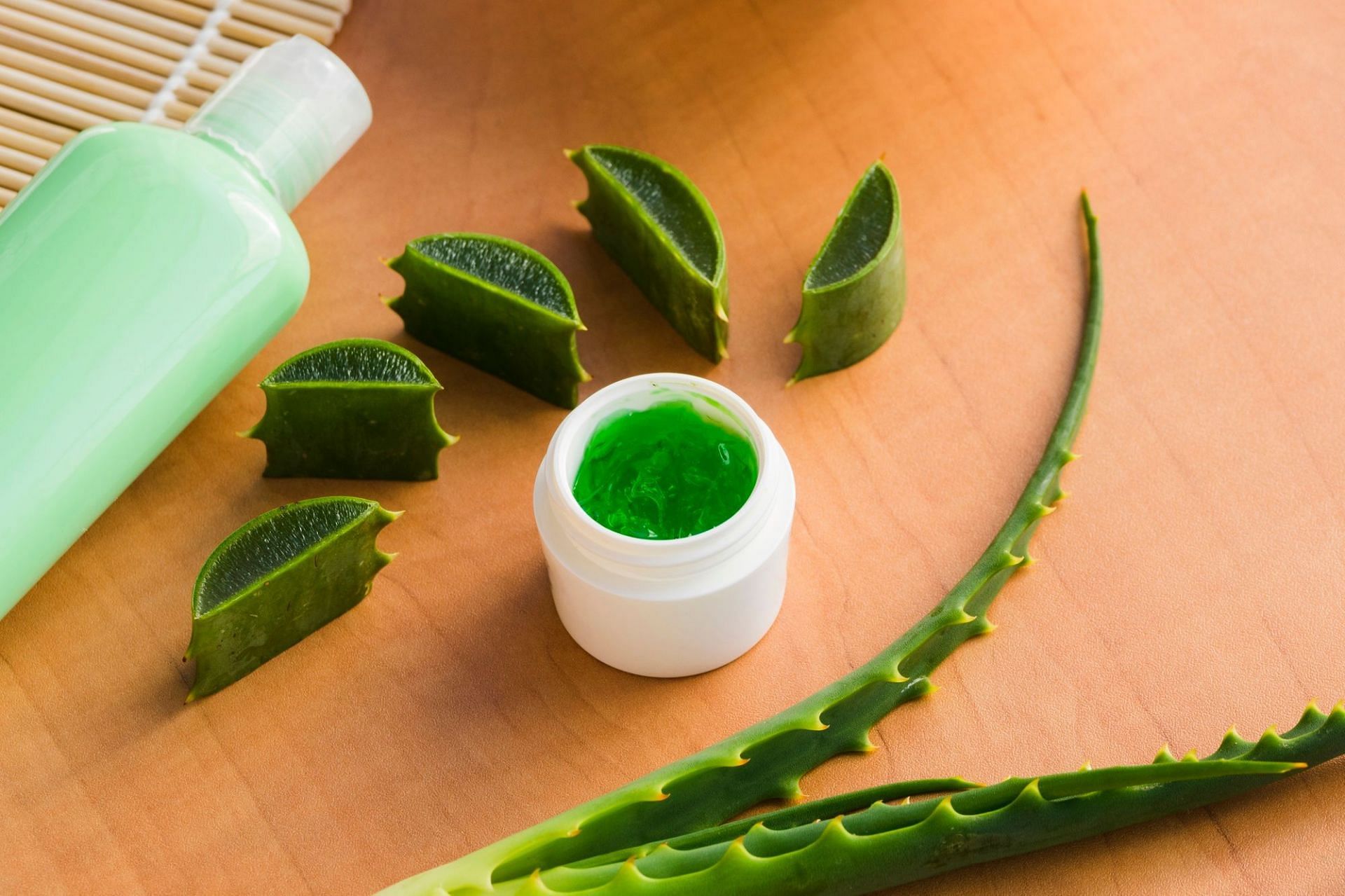 Is aloe vera good for your face? Aloe benefits for skin and acne. (Image via Freepik)