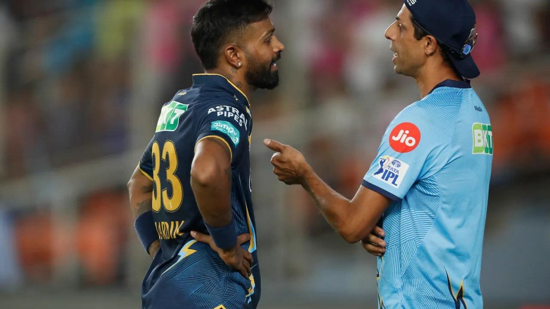 GT skipper Hardik Pandya (L) with coach Ashish Nehra (P.C.:iplt20.com)
