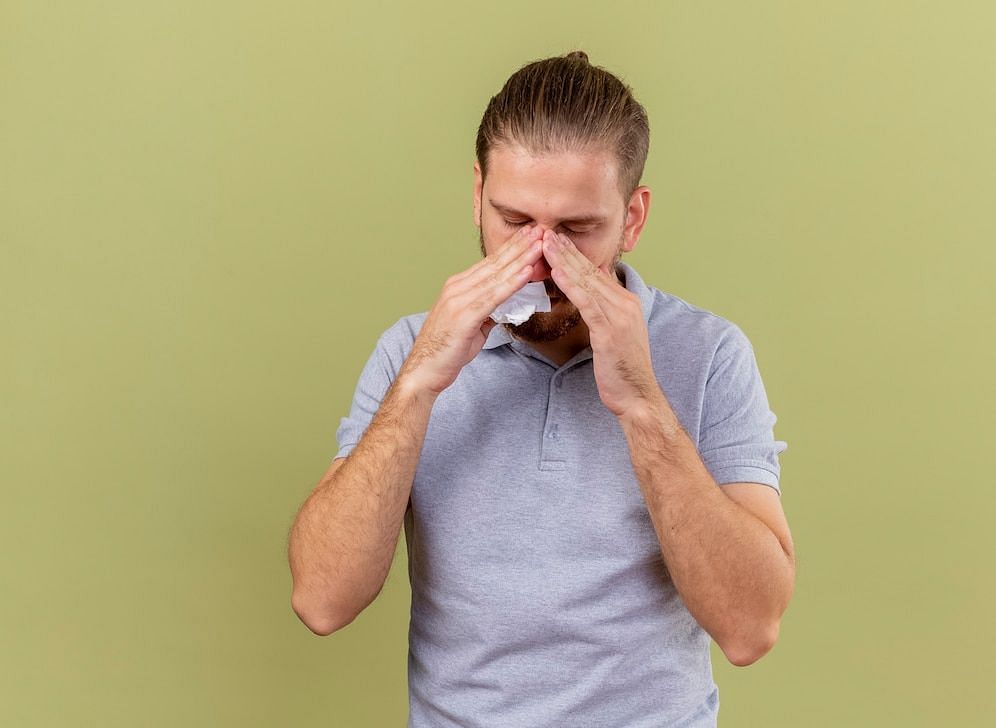 Don&#039;t panic during a nosebleed. (Image via Freepik/Stockking)