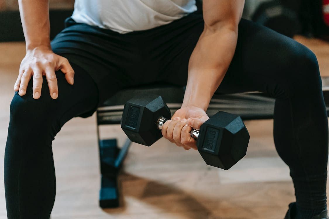There are many exercises for eccentric muscle contraction. (Image via Pexels/Andres aryton)