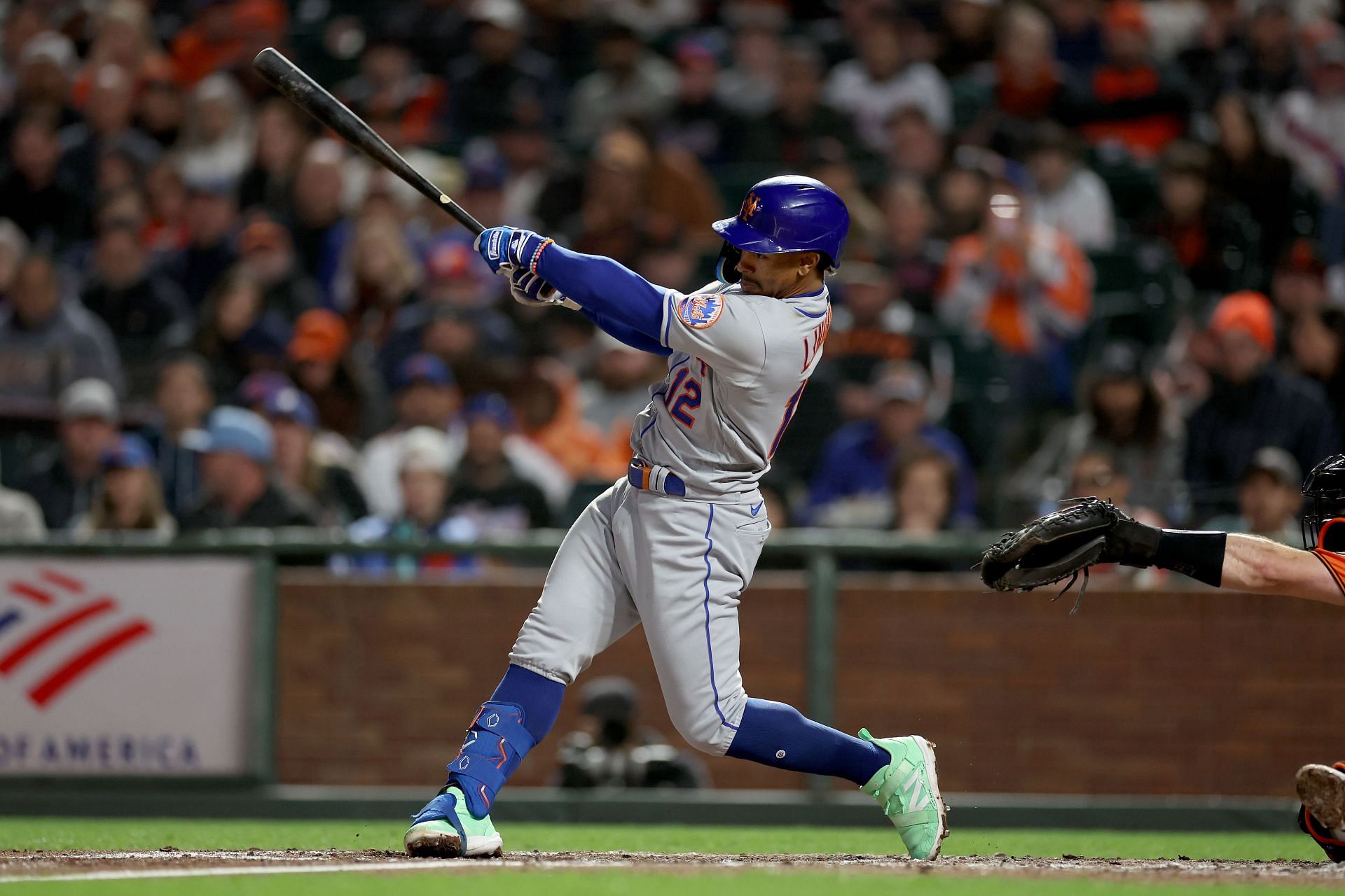 Francisco Lindor of the New York Mets bats against the San Francisco Giants at Oracle Park