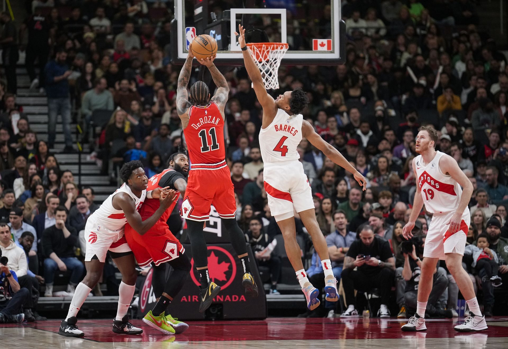DeRozan put on a great show against his former team last year (Image via Getty Images)