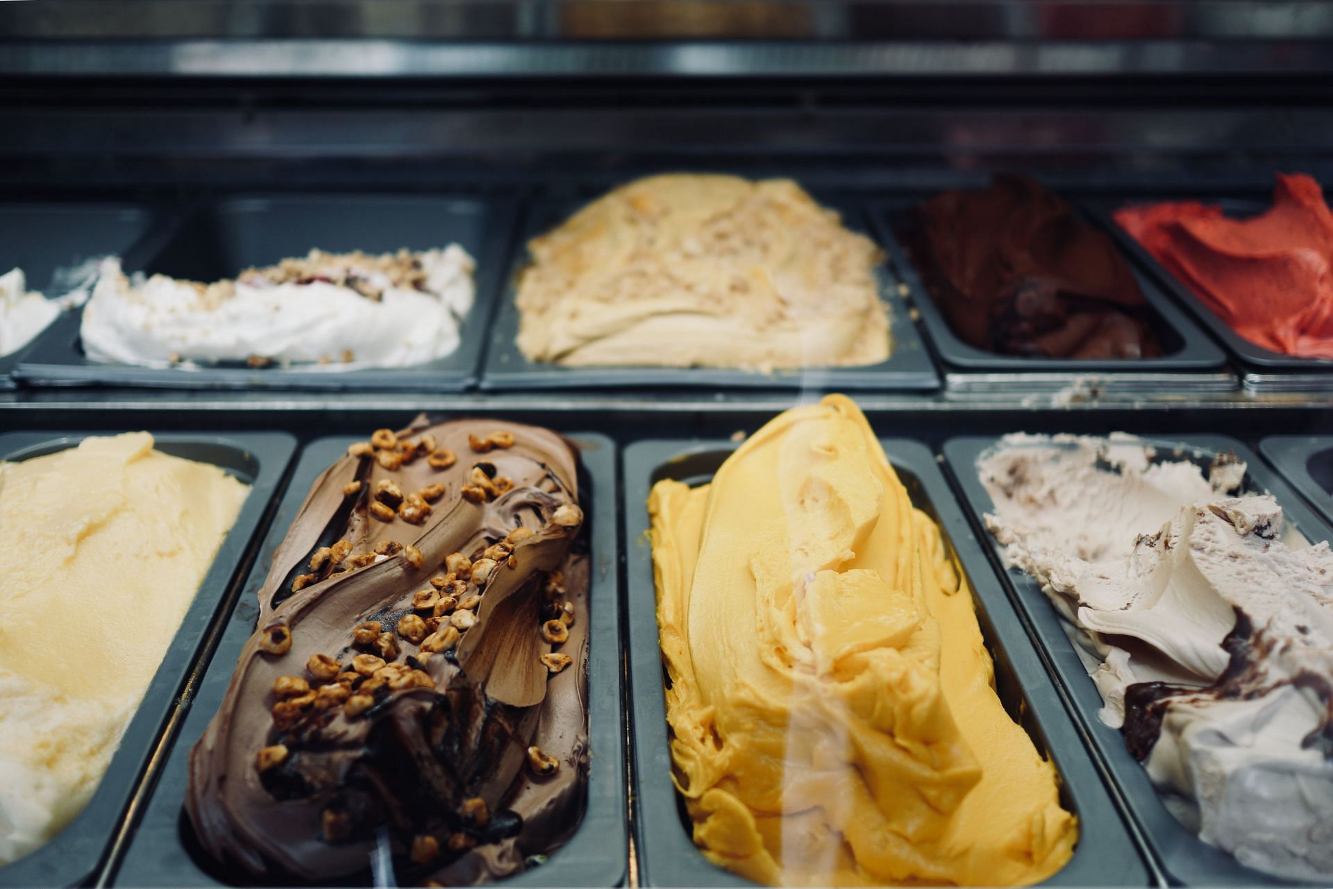 Having ice cream every day can cause weight gain. (Image via Unsplash/Erwan Hesry)