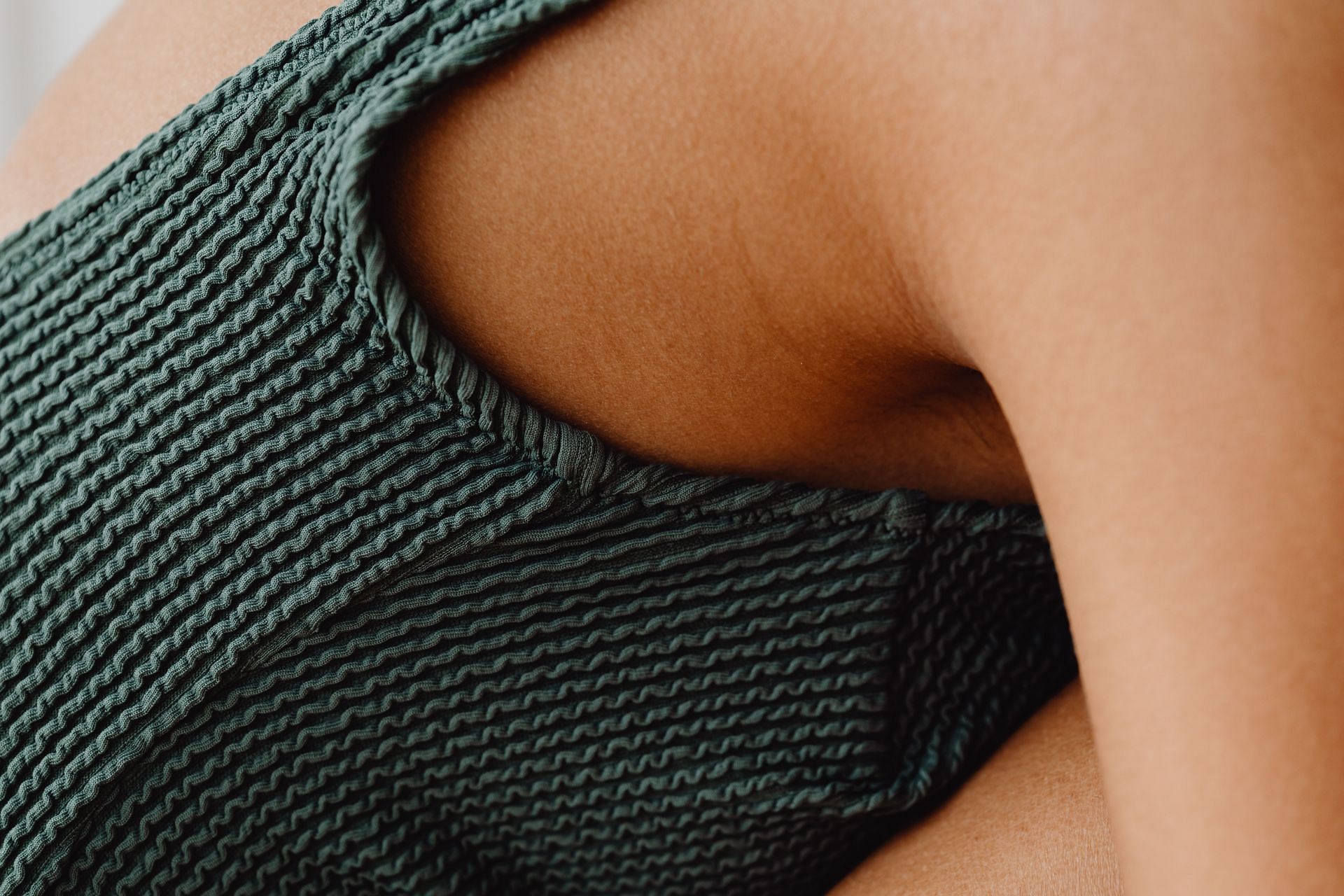 How to prevent armpit rash? (image via pexels / karolina grabowska)
