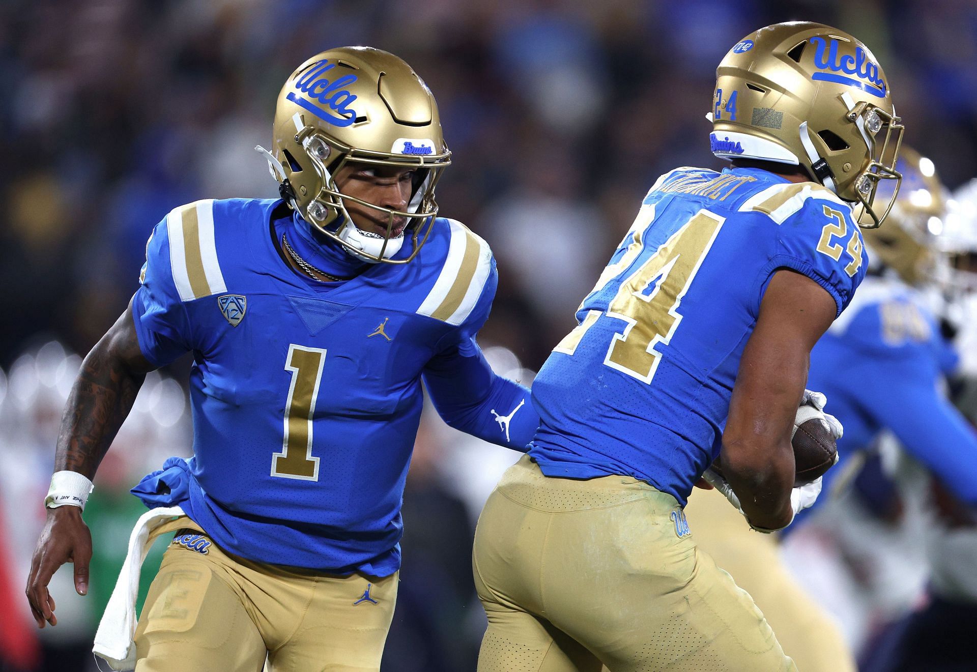 Dorian Thompson-Robinson #1 of the UCLA Bruins runs a draw to Zach Charbonnet #24 against the Arizona Wildcats