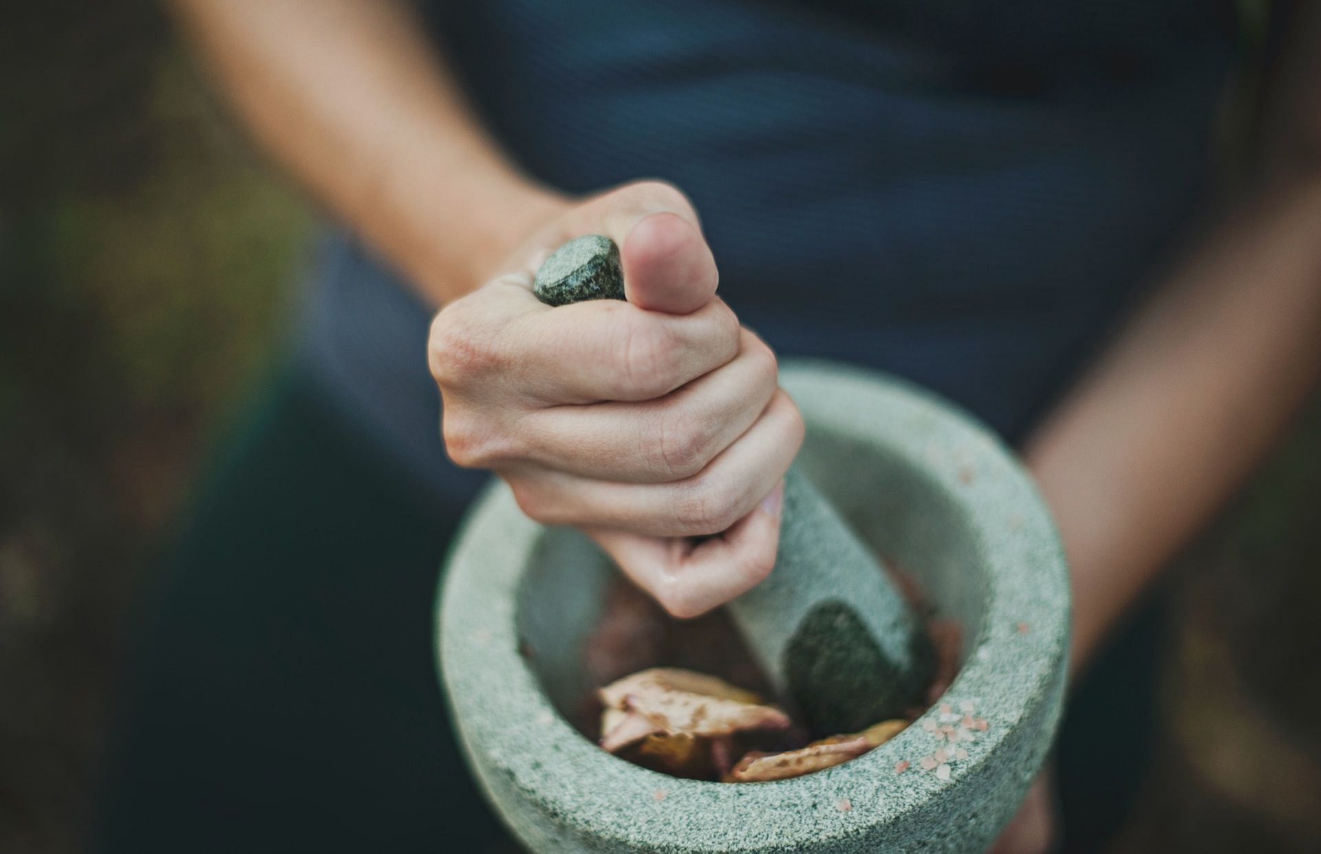 Using herbs for hair growth (Photo via Katherine Hanlon/Unsplash)