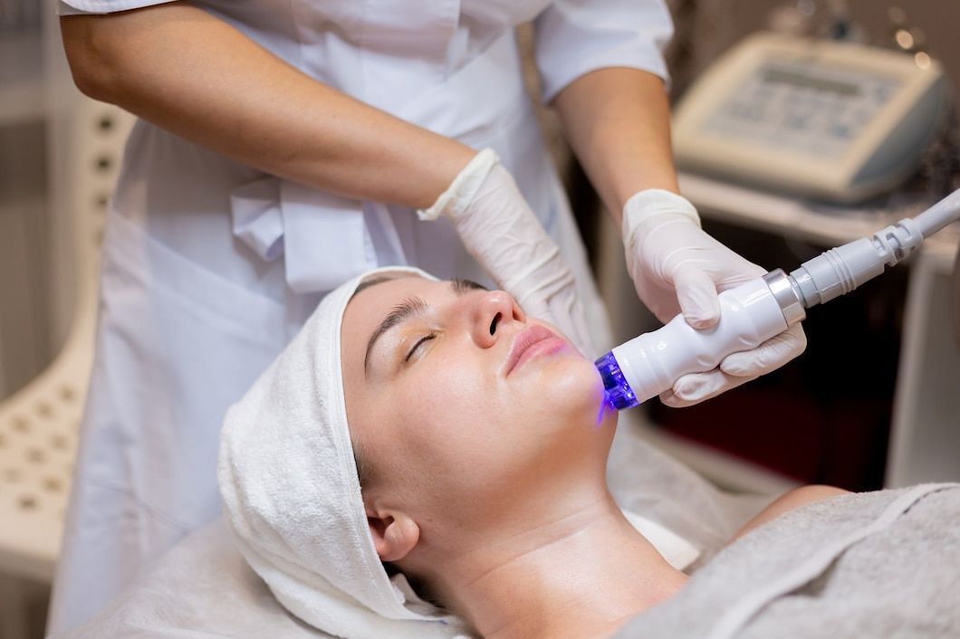 Diamond microdermabrasion uses a diamond-tipped wand to exfoliate. (Image via Freepik/Kroshka Nastya)